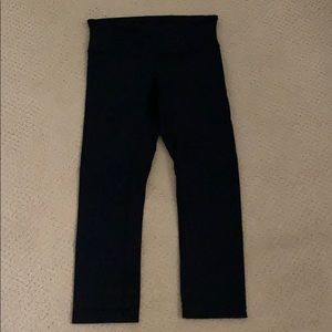 Black lululemon wonder under cropped leggings